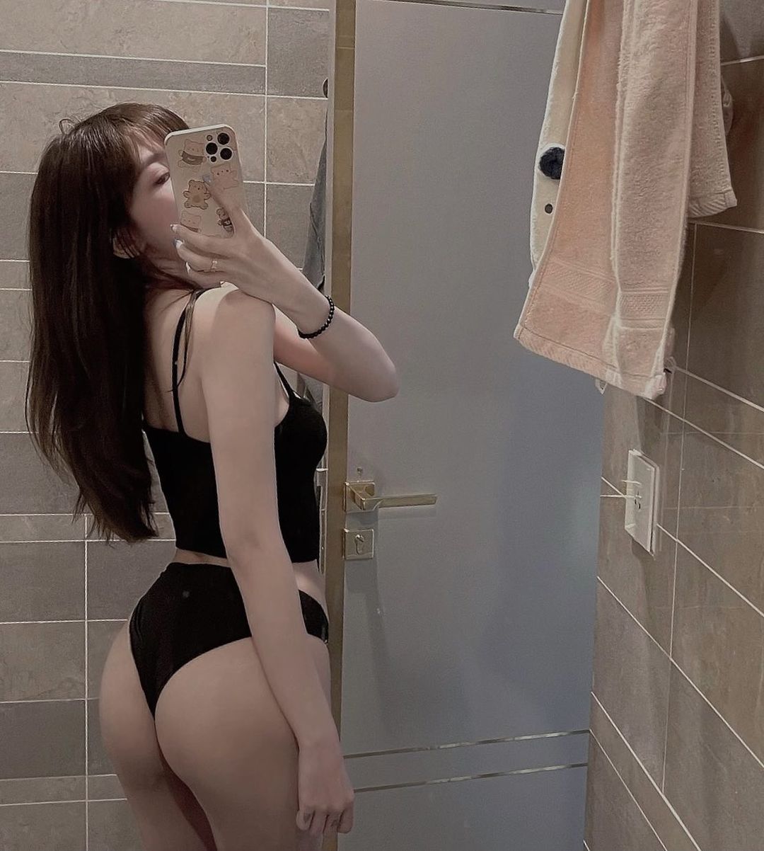 Link Instagram Nguyễn Lâm Hoàng Quyên - Chiêm ngưỡng dung mạo xinh đẹp và  "đường cong" gợi cảm của nàng hotgirl 9x